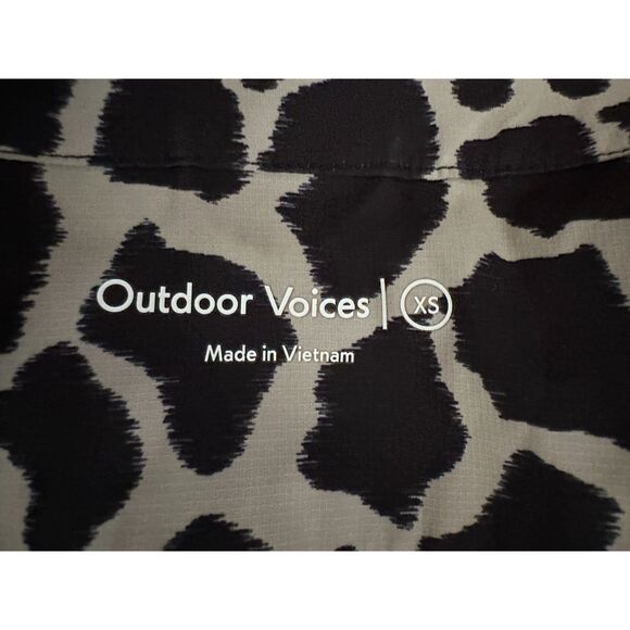 Outdoor Voices SolarCool Camp Collar Shirt in Giraffe Size XS - Picture 4 of 4